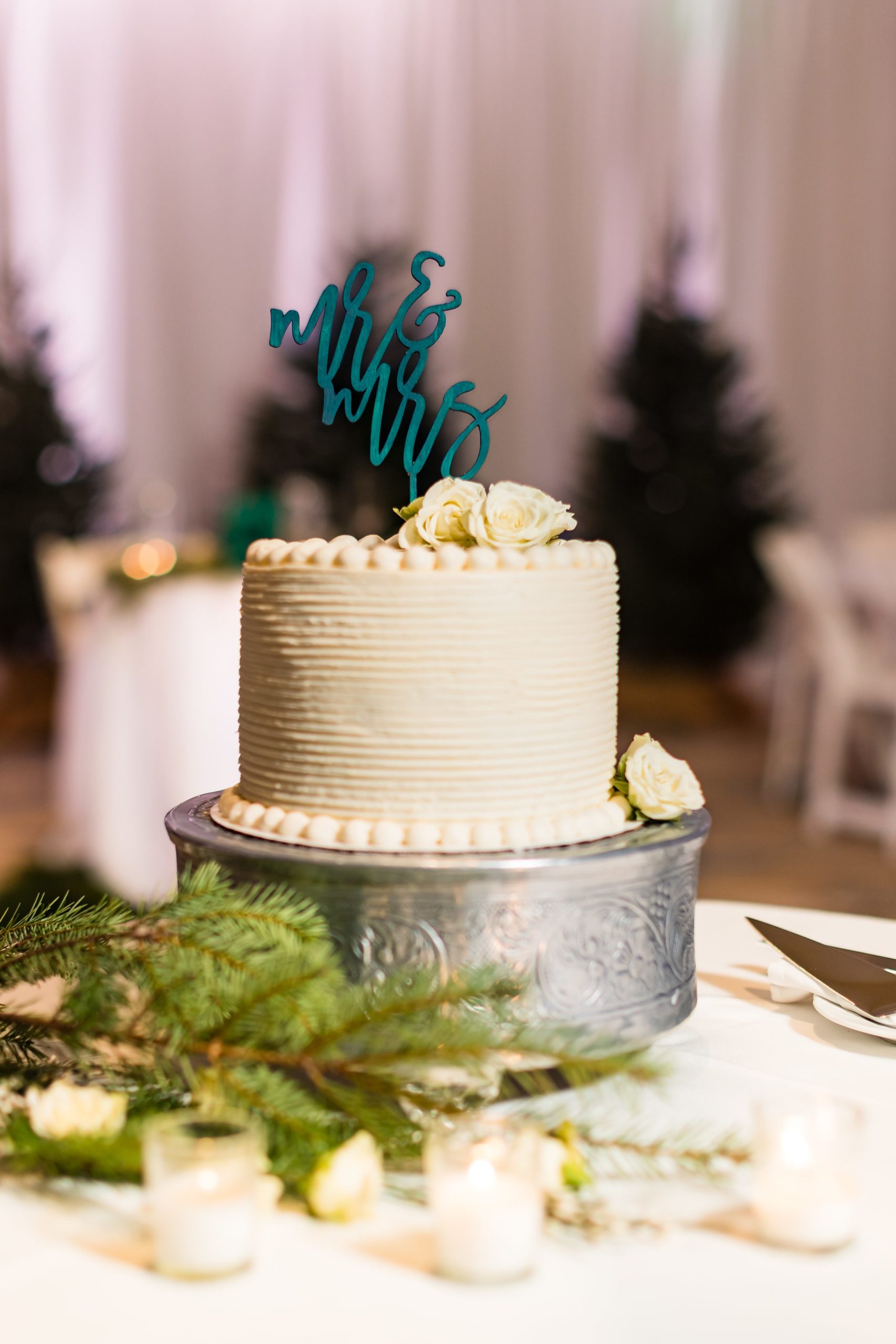 Close up shot of the cake at the H Hotel by Detroit Wedding Photographer Michele Maloney