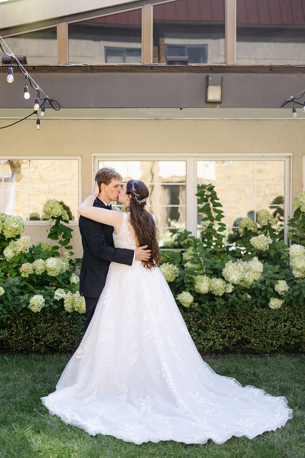 Rob and Kelly sharing their first kiss as newlyweds at the Kensington Hotel.
