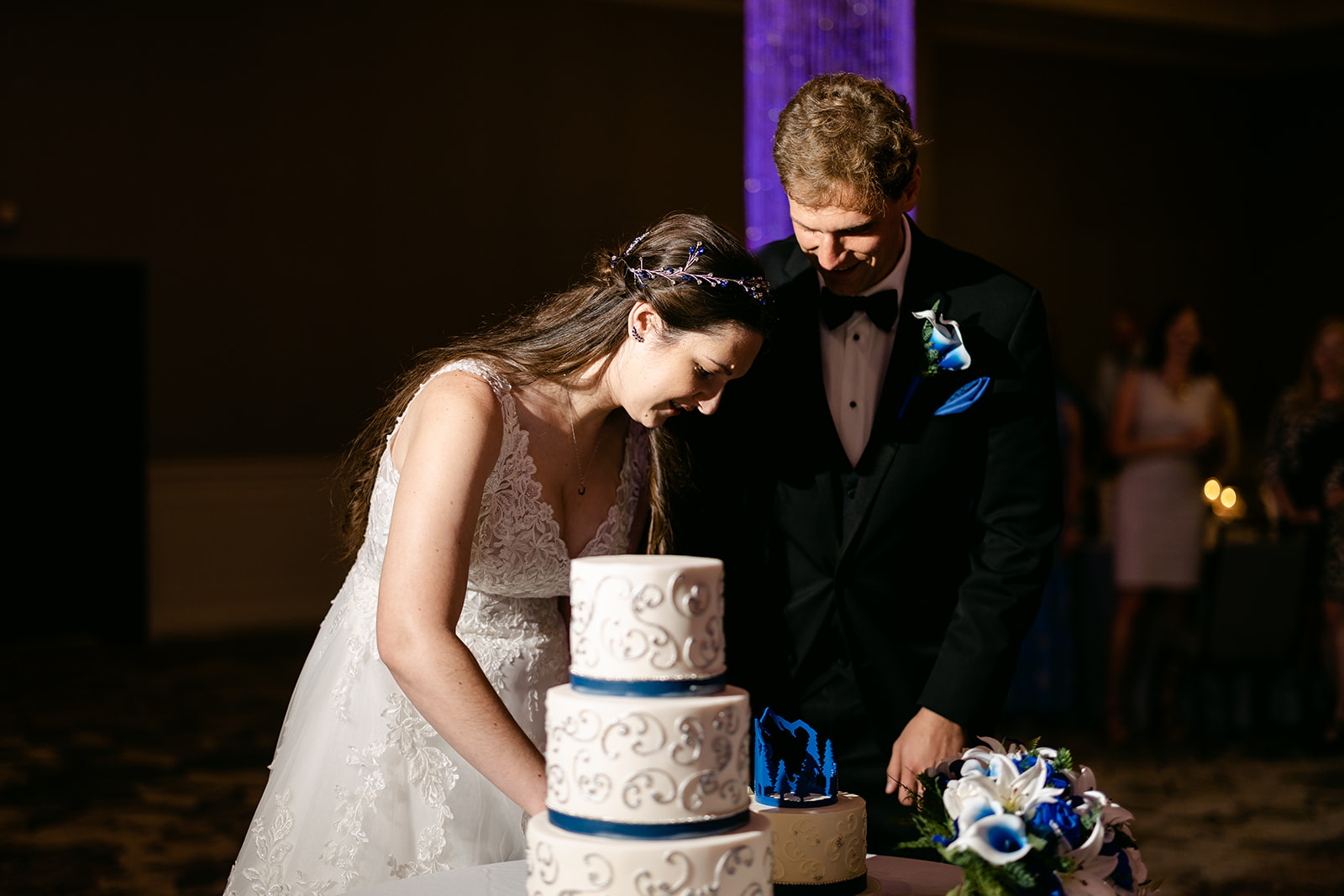 Rob and Kelly cutting their wedding cake during their reception at the Kensington Hotel.
